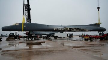 Säilytetty B-1B Regeneroitu vaurioituneen pommikoneen korvaamiseksi