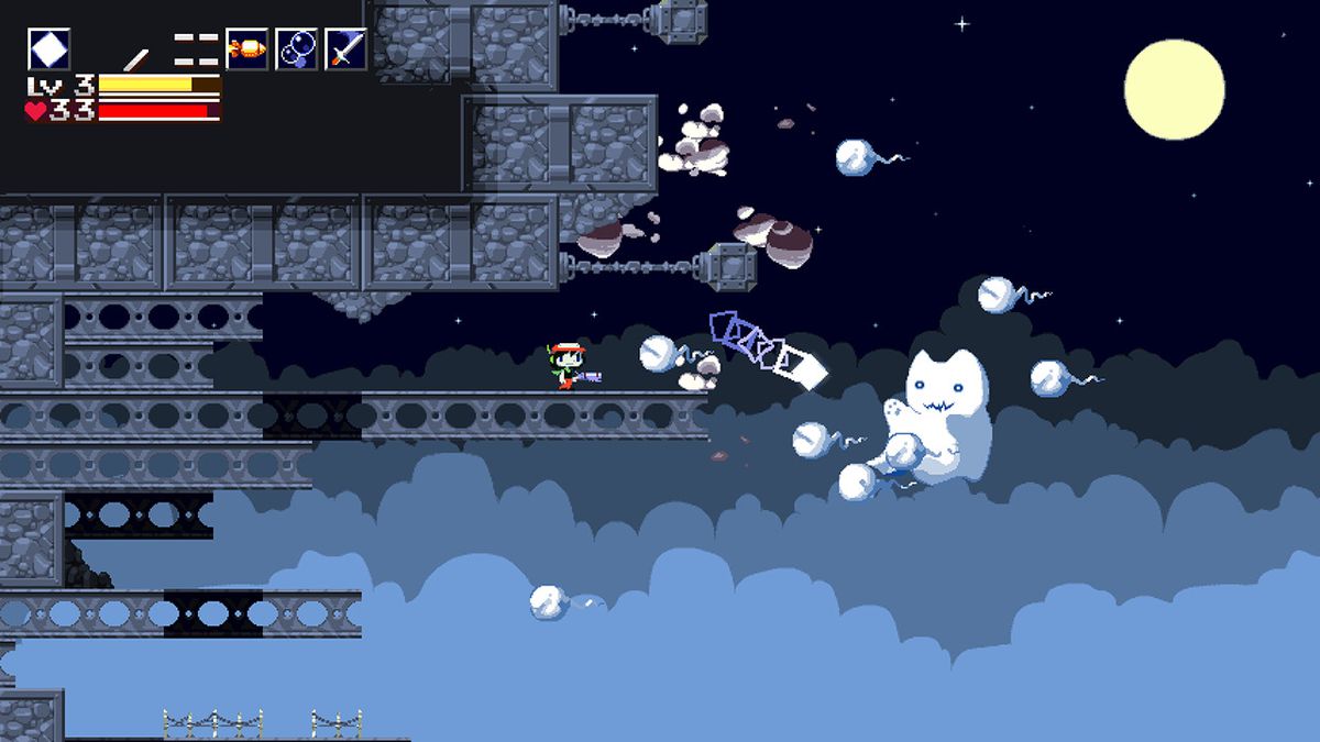 Uno screenshot di Cave Story con Quote, il protagonista del gioco, in piedi sul bordo di una scogliera con un nemico fantasma simile a un gatto che gli spara proiettili.
