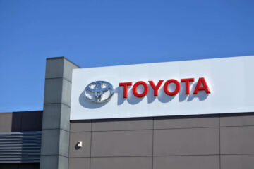 Toyota stiger 32 % midt i priskriger på elbiler
