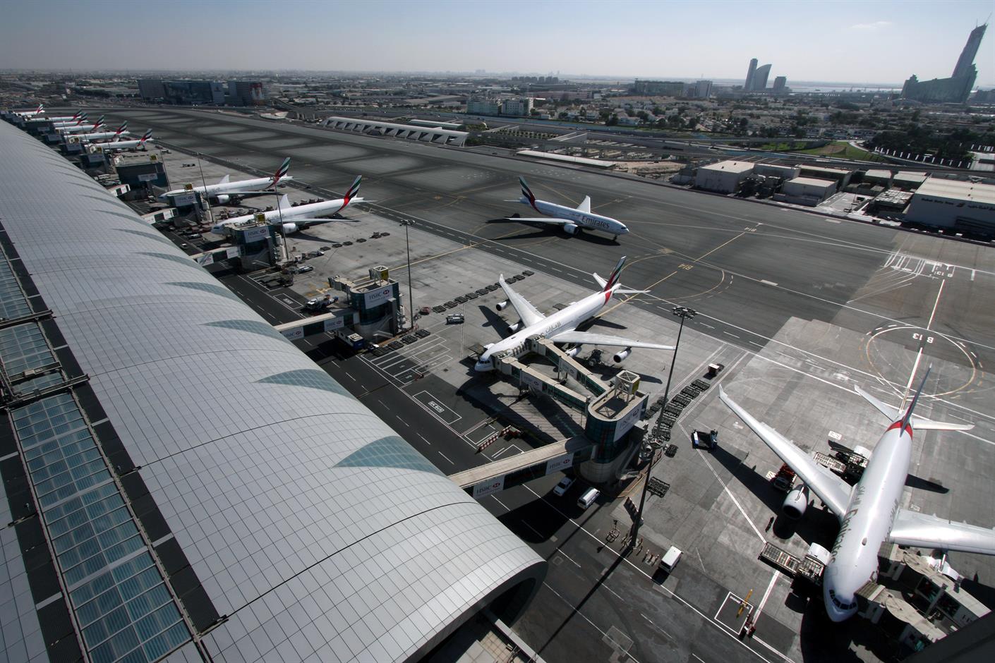 Emiratele Arabe Unite se pregătesc pentru vreme severă: alertă roșie emisă de Met Office, zboruri deviate