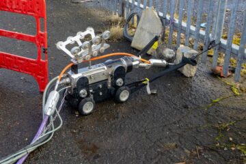 Pemotong robot bertekanan sangat tinggi membersihkan puing-puing saluran pembuangan di Glasgow | Lingkungan