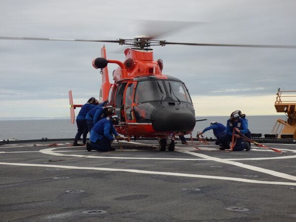 Airbus MH-65 ameriške obalne straže se umika z misije na Arktiki