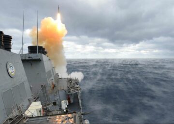 نیروی دریایی ایالات متحده سه قرارداد نمونه اولیه موتور موشک منعقد می کند