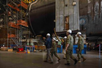 De scheepsprogramma's van de Amerikaanse marine worden geconfronteerd met jarenlange vertragingen als gevolg van arbeids- en aanbodproblemen