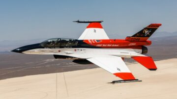 Ο γραμματέας AF Kendall Flies με AI-Controlled X-62 VISTA στο Edwards AFB