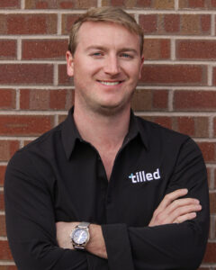 Caleb Avery, fundador e CEO da Tilled na construção de um PayFac-as-a-Service