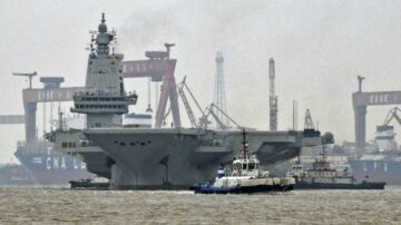 Porta-aviões chinês Fujian inicia testes no mar