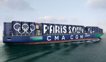 Nava de containere din Marsilia salută Flacăra Olimpică