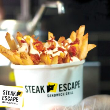 Przysmaki godne pragnienia: zanurz się w menu grilla kanapkowego Steak Escape — GroupRaise