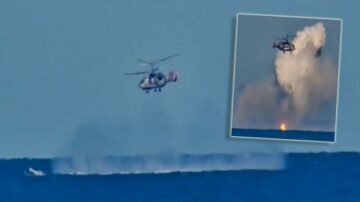 Un filmato pazzesco mostra un elicottero russo che distrugge una nave drone ucraina che trasportava un missile R-73