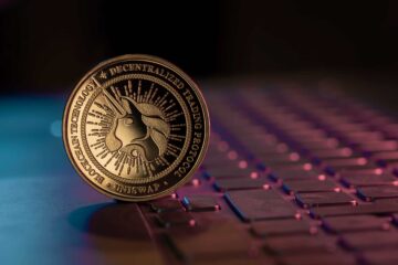 "Non essere avaro" riguardo agli Airdrop di token, afferma il fondatore di Uniswap - Unchained
