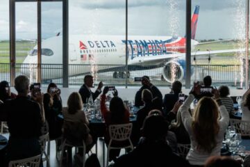 Penerima penghargaan karyawan merayakan peluncuran pesawat baru Team USA di Toulouse, Prancis