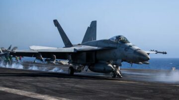 홍해에서 후티 드론에 대응하기 위해 18개의 공대공 미사일을 탑재한 F/A-9E 슈퍼 호넷
