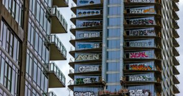 Zgârie-nori cu graffiti din centrul orașului Los Angeles, gata de vânzare