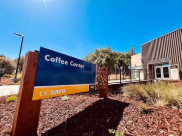 افتتاح أسباب الاحتفال باعتباره "مركزًا لكل ما يتعلق بالقهوة" في جامعة كاليفورنيا، ديفيس - عالم الفيزياء