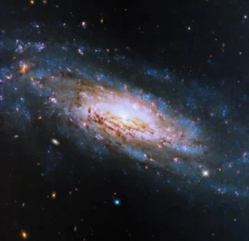 Hubble vede o galaxie cu o gaură neagră vorace #SpaceSaturday