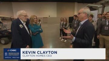 Ο Kevin Clayton στο πάτωμα Ετήσια συνάντηση Berkshire Hathaway με τον Warren Buffett