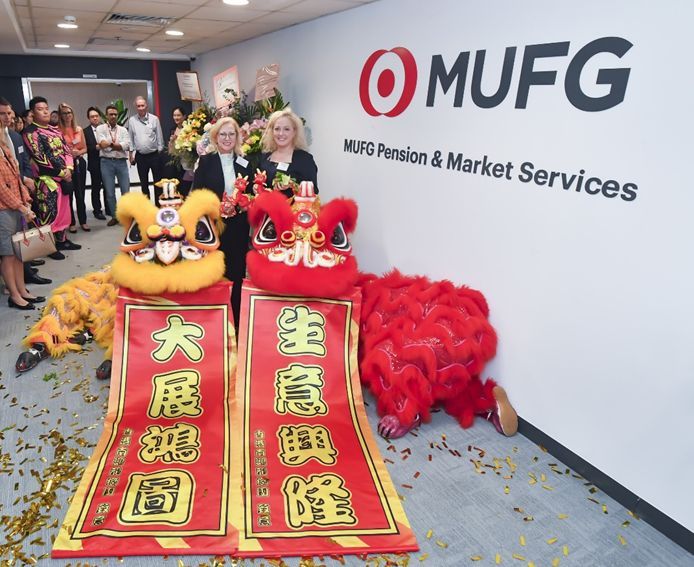 (From the left) Dee McGrath, CEO, MUFG Retirement Solutions and Rebel Jones, General Manager, Client Partnerships Asia, MUFG Retirement Solutions, kick started the lion dance performance by eye dotting ceremony and took a photo as a memento.