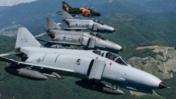 ROKAFin viimeinen F-4E suorittaa muodostumislentoa Etelä-Korean yllä