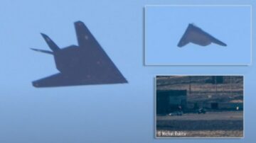 Uno spotter si arrampica sulla collina per sparare agli F-117 e ottenere una vista senza precedenti del segreto aeroporto di Tonopah