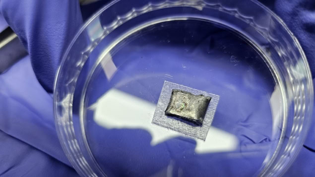 Photo of a diamond sample in the solidified liquid metal