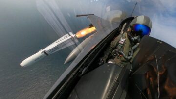Un F-16 de l'armée de l'air taïwanaise tire un AGM-65 Maverick sur une cible insulaire lors d'exercices de tir