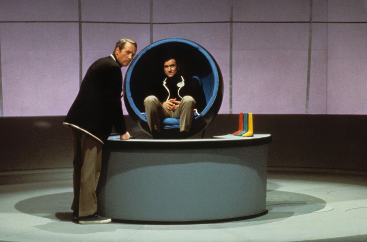 Patrick McGoohan talks to George Baker (in a circular sci-fi chair) in The Prisoner