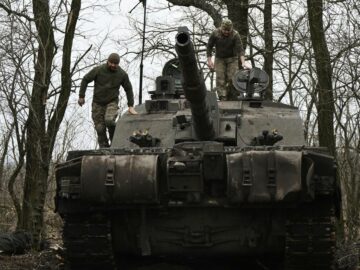 乌克兰和俄罗斯竞相保护主战坦克免受无人机爆炸的影响