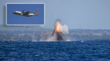 Oglejte si, kako ameriška bojna ladja AC-130J med vajami v Južnokitajskem morju uniči 'ribiško ladjo'